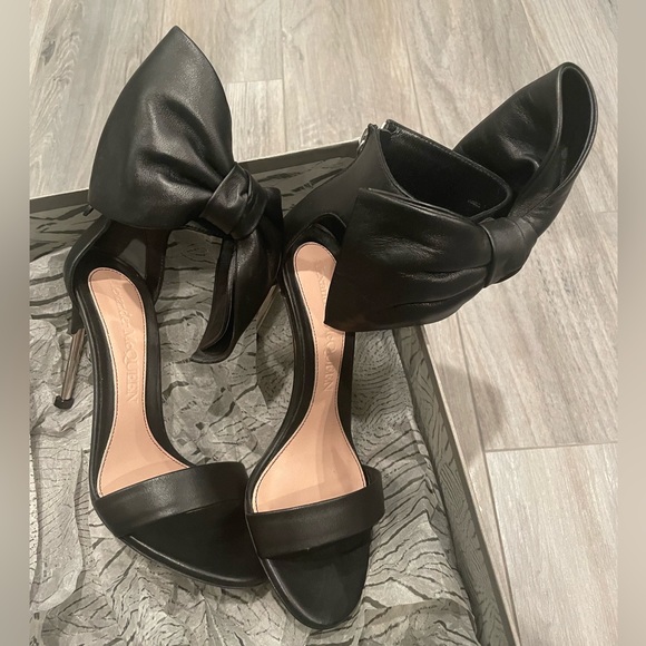 Alexander McQueen leather bow heels - new!!! - Picture 1 of 17